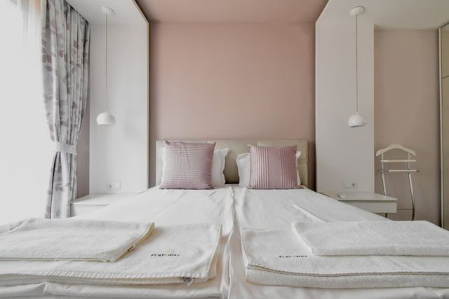 Bright 2BD Apartment with Balcony & Mountain View