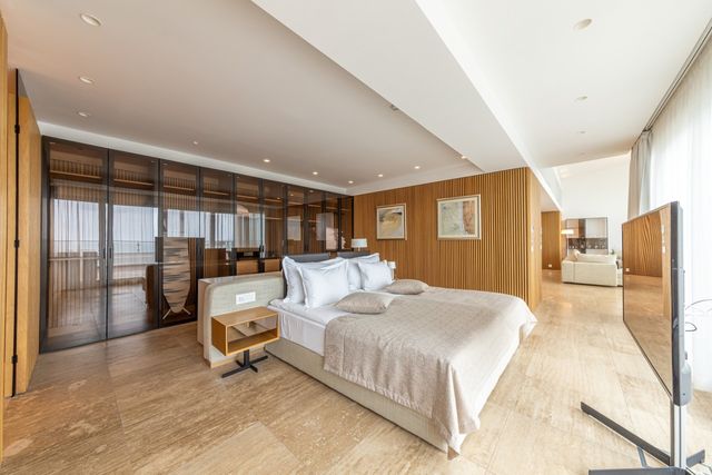 Corner Penthouses: Sunset & Sunrise in The Flamingo Grand Hotel