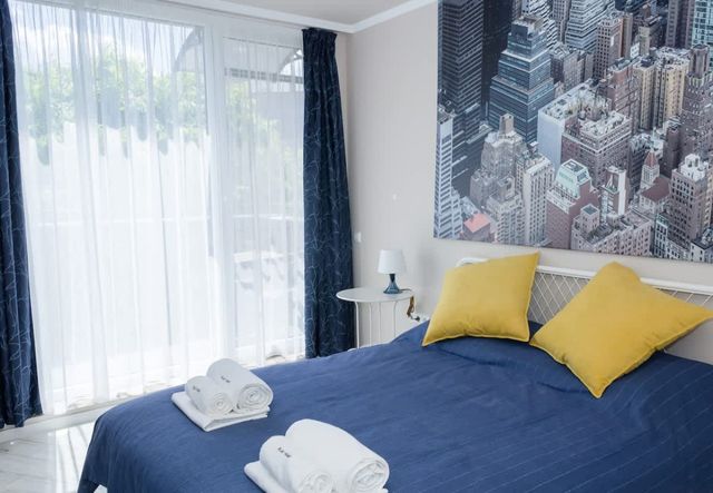 Sunny Blue  One-Bedroom Flat with Balcony