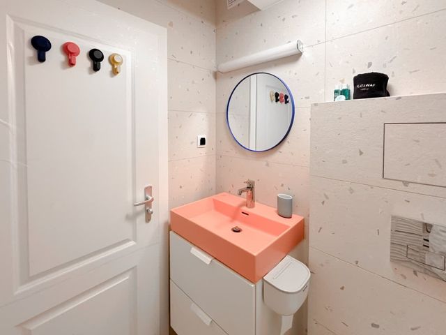 Scandinavian Charm - Central 1BD with Desk