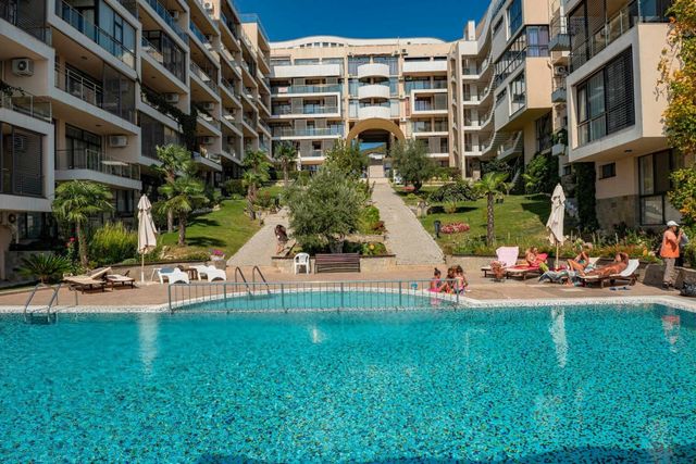 Comfortable Apartment With Sea View in Dolce Vita 2