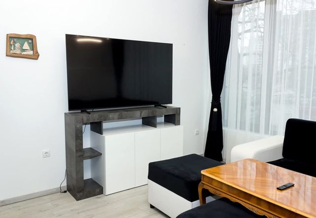 New Black & White Flat 5 Min Away From Sea Garden