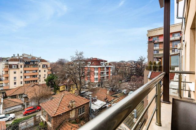 Sunny Modern 1BR Retreat with Cozy Balcony