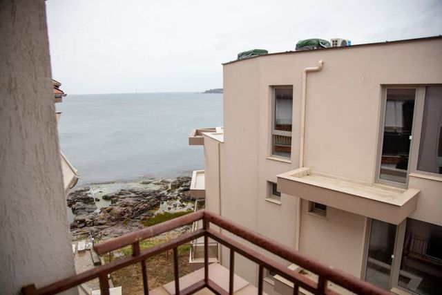 Convenient 2-Bedroom Flat next to Harmanite Beach