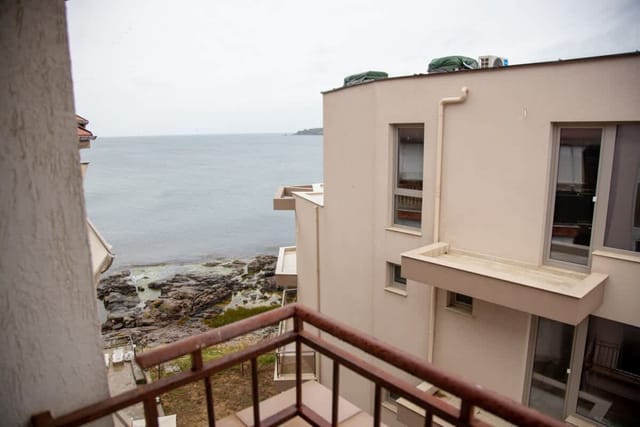 Convenient 2-Bedroom Flat next to Harmanite Beach