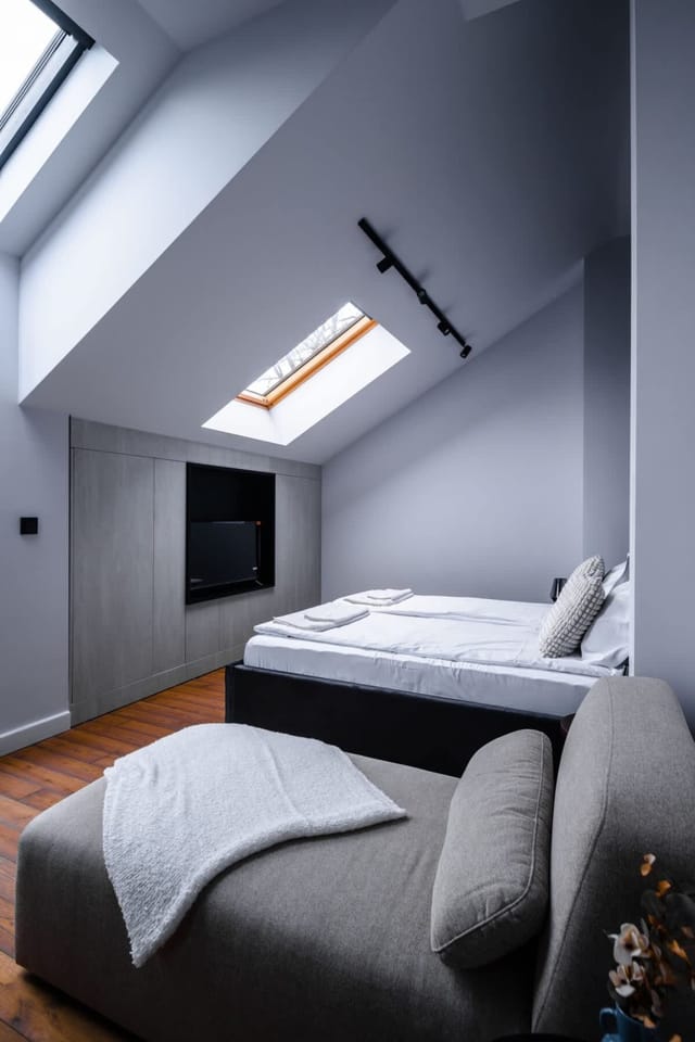 Exquisite Penthouse: Luxe Living with City Views