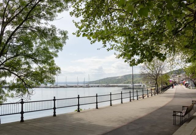 Cozy 1BD Apartment with a Spacious Terrace