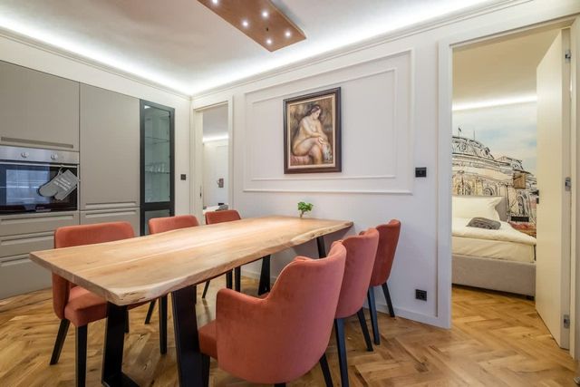 SOFapart Boutique Apt with 3 BDR + 2 BTH & Parking