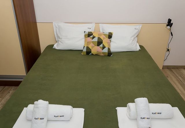 Cozy 2BD Flat with Balcony and Workspace