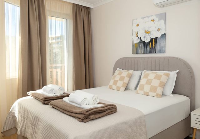 Modern Flat with Parking - St Constantine & Helena