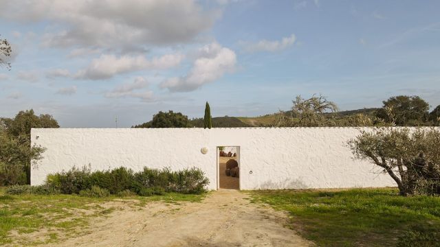 Casa da Volta — Contemporary Walled Villa with Courtyards & Exceptional Natural Light