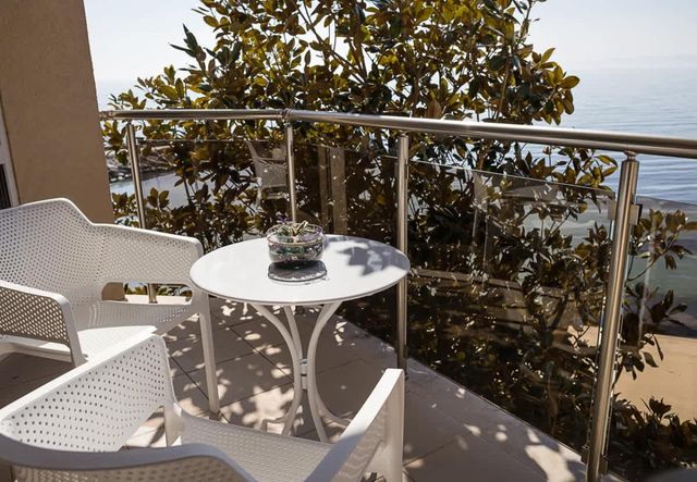 Seaside Bliss: Elegant 1BD with Stunning View