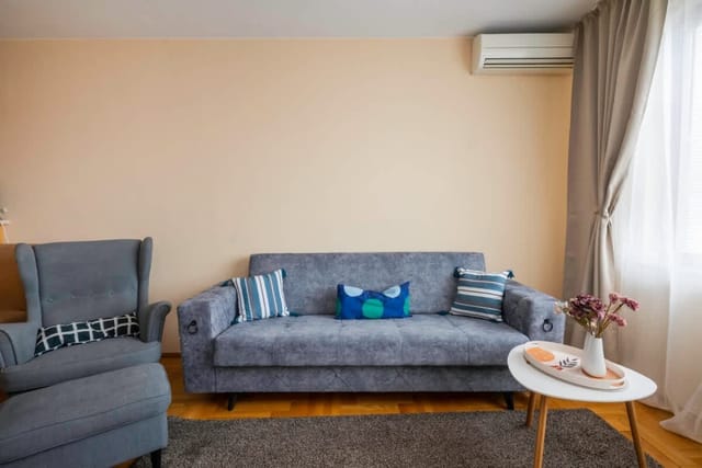 City Haven: Expansive Apartment in Prime Location - Photo 2