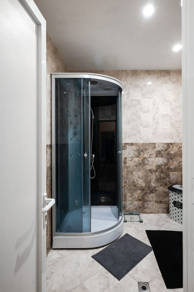 The Cosmopolitan Shine 1-BDR Pet-Friendly Flat