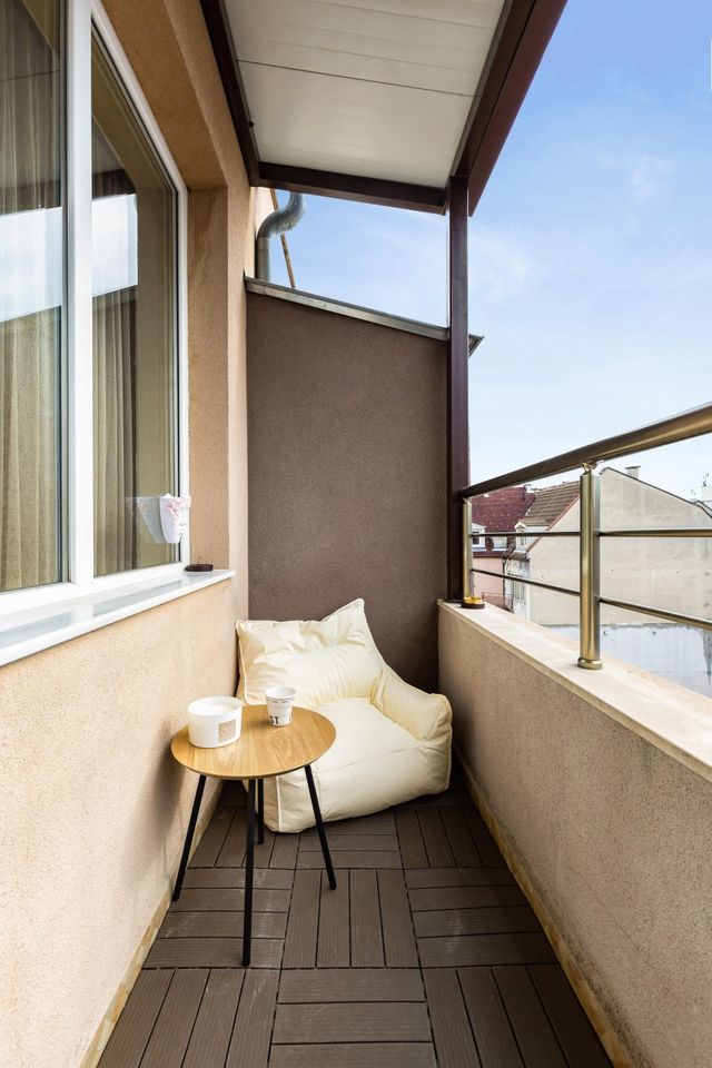 Sunny Modern 1BR Retreat with Cozy Balcony