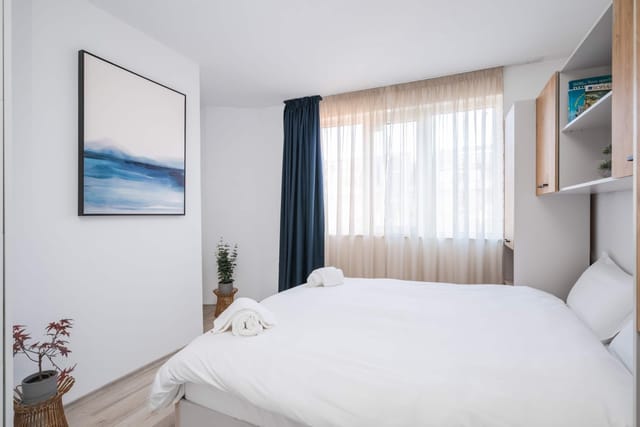 Sunny & Modern 1BD Apartment