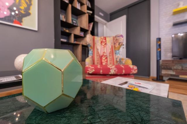 High-end Designer 2BR Aprt + Lift&Balconies