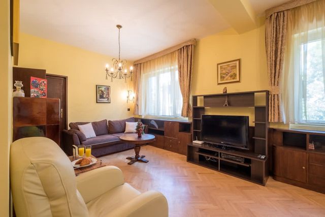 Very Central &amp; Aristocratic 2BDR w/ ACs - Photo 4