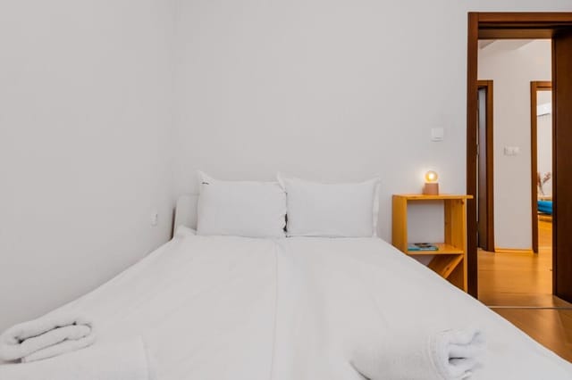 Sofia’s Best Area - Workspace+300 MBPS WiFi - Photo 4