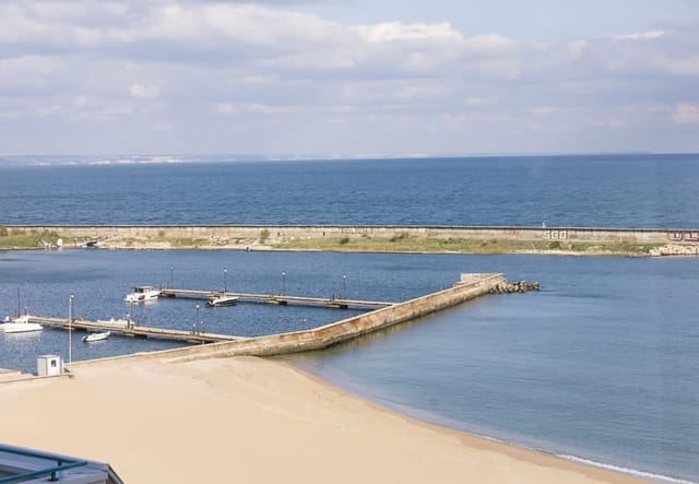Sunny Studio in Hotel Berlin, Steps from the Beach