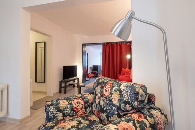 LZ Spacious One Bedroom Apartment in Top Centre