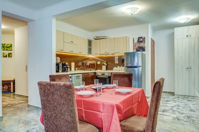 Bright and Spacious 2-BDR Apartment with Balcony