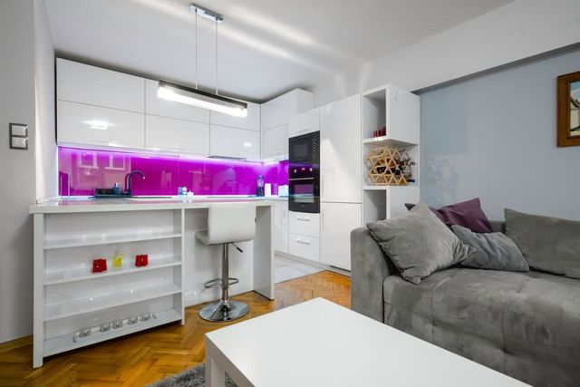 Bright &amp; Central 1BD Flat - Dedicated Work Space - Photo 3