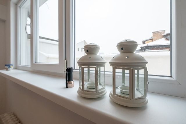 LZ Spacious One Bedroom Apartment in Top Centre