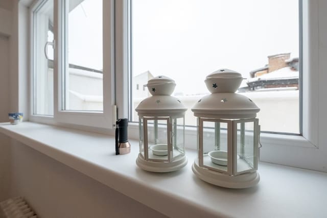 LZ Spacious One Bedroom Apartment in Top Centre