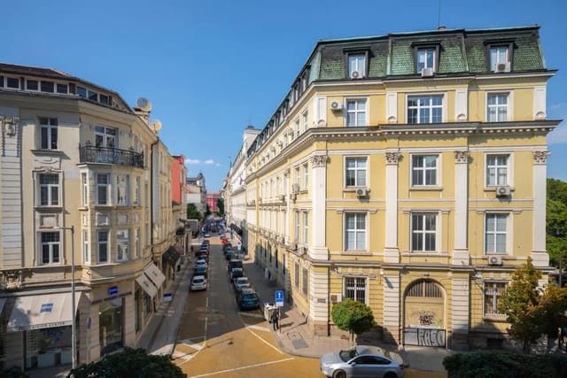 The Purely Placed 1BD Central Flat