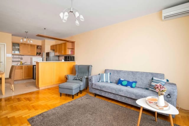 City Haven: Expansive Apartment in Prime Location