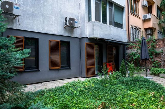 Urban Oasis: Modern Studio with Private Garden