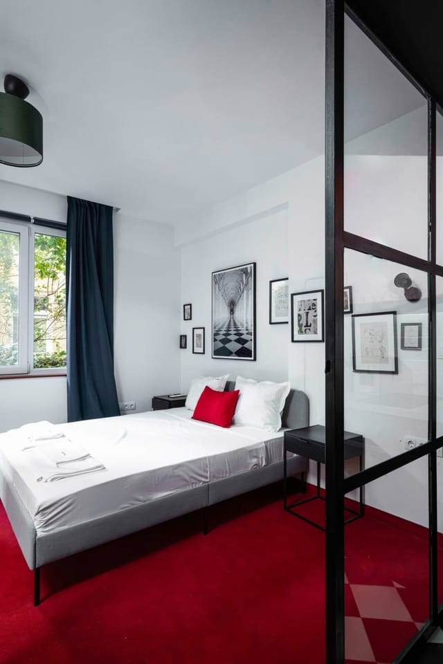 One Bedroom with Parking - Women's Market