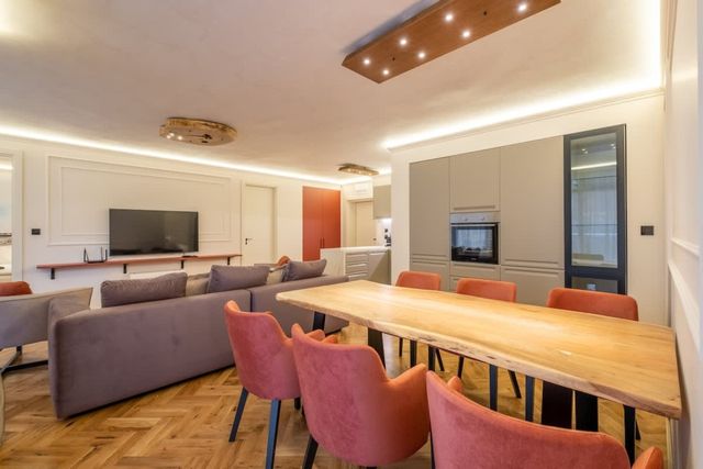 SOFapart Boutique Apt with 3 BDR + 2 BTH & Parking