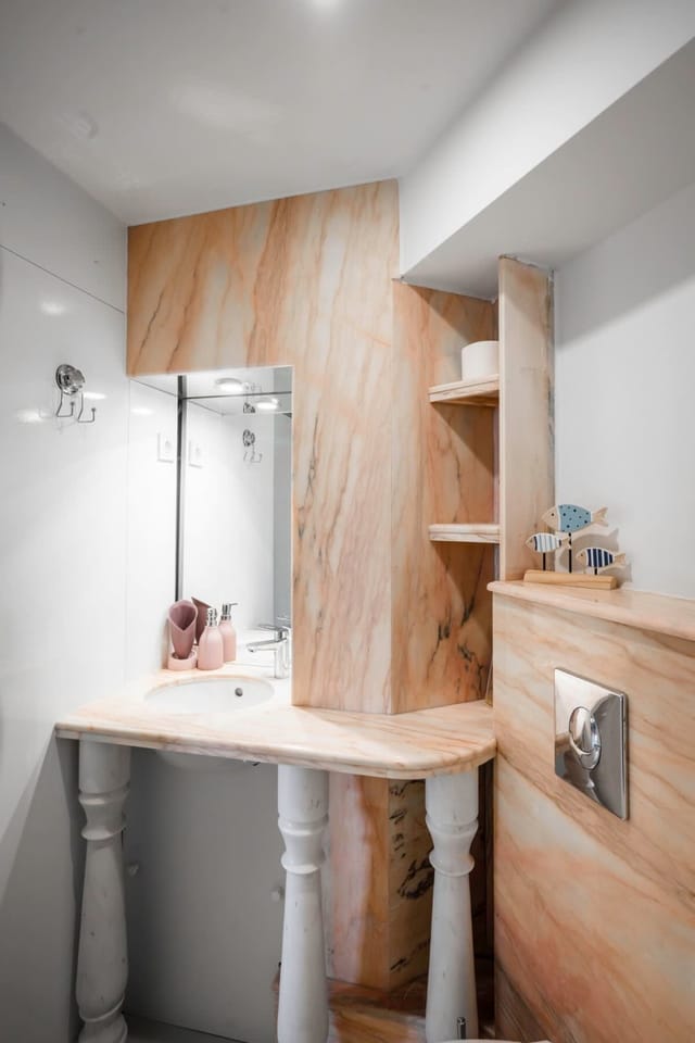 Best Views from Top Central Cozy 1-Bedroom Flat