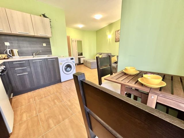 Paradise Dreams Lively Studio with pool view