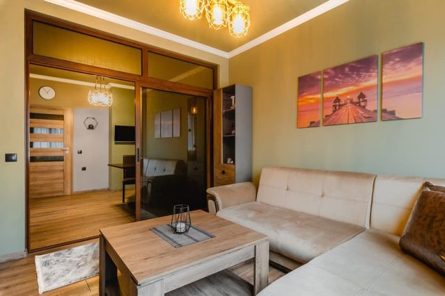 Eagles' Bridge ~ 1BD flat with desk