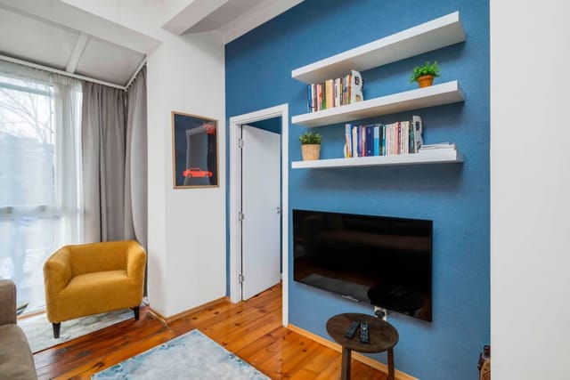 Cozy and Central 2BD Flat - At the Heart of It All - Photo 3