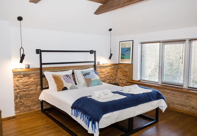 Stylish Maisonette Just Steps from the Sea Garden