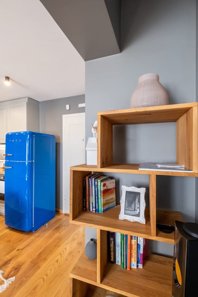 High-end Designer Aprt - AC & Lift & Balcony