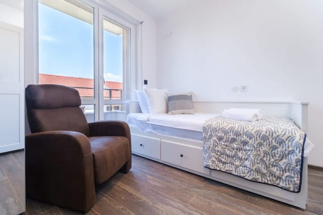 Serene Luxe Oasis Retreat on the Outskirts - Photo 4