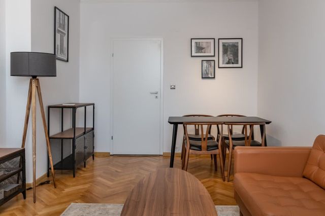 Industrial 2BD Flat | 3 Min to Metro & Stadium