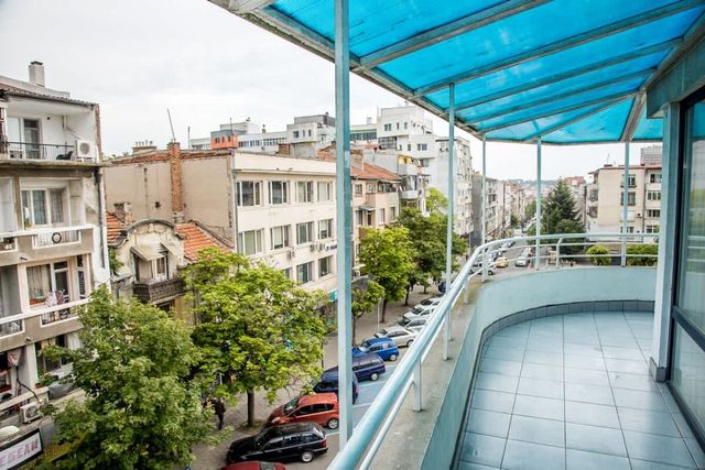 Spacious & Sunny Maisonette w/ Terrace near Centre