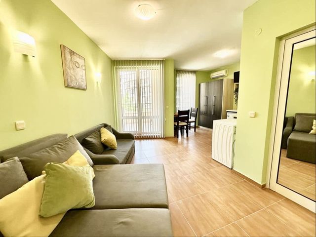 Paradise Dreams Lively Studio with pool view