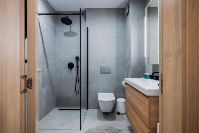 Modern and Central: 1BD Flat with Balcony