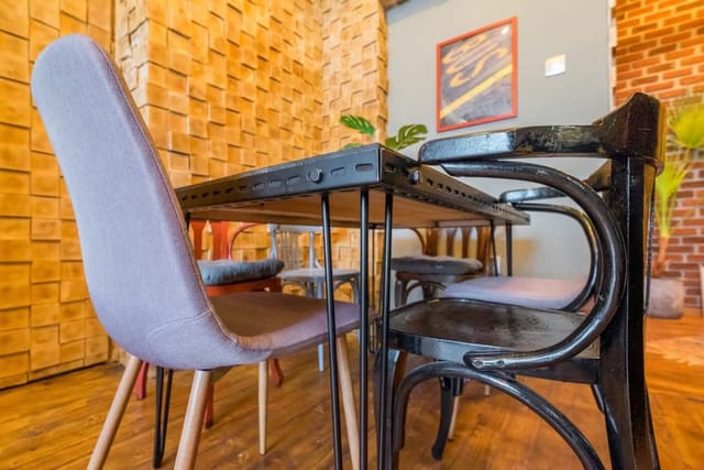 2 BDR & 2 BTHR Funky Apartment / Supreme Location