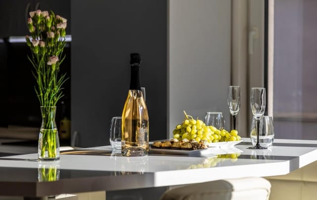 Modern 1BD Flat with Parking near the city centre