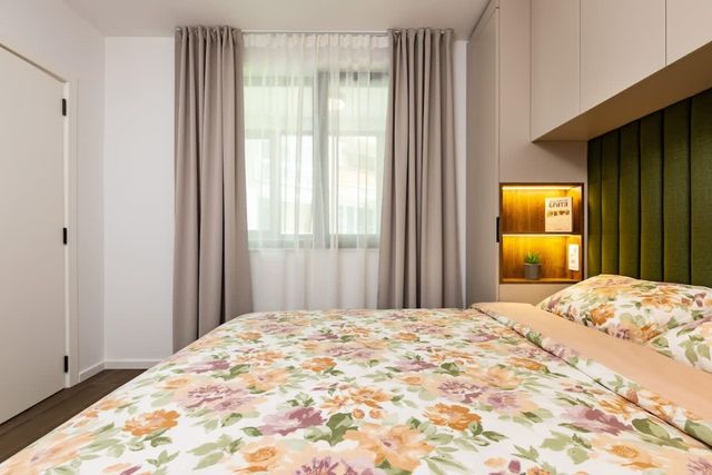 Stylish 1BD with Desk in Karshiaka