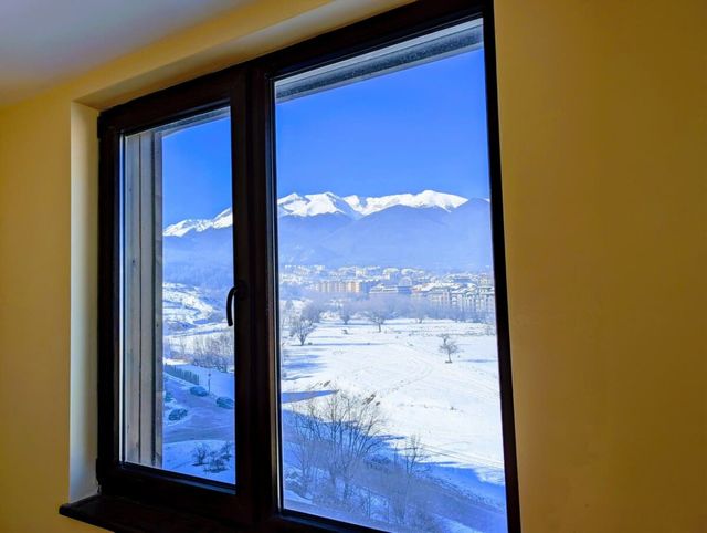 Stylish 2BD Apartment with Panoramic Mountain View
