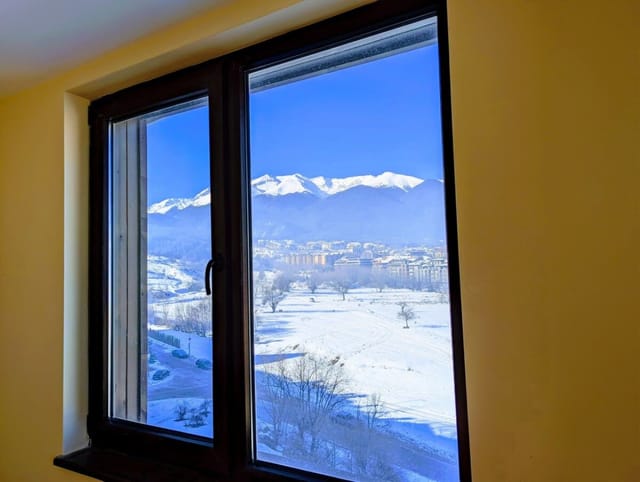 Stylish 2BD Apartment with Panoramic Mountain View